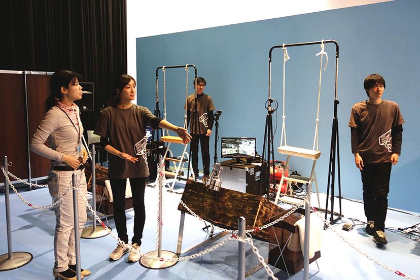 未来アミューズメントパーク」で初めてのバーチャルリアリティ体験をし