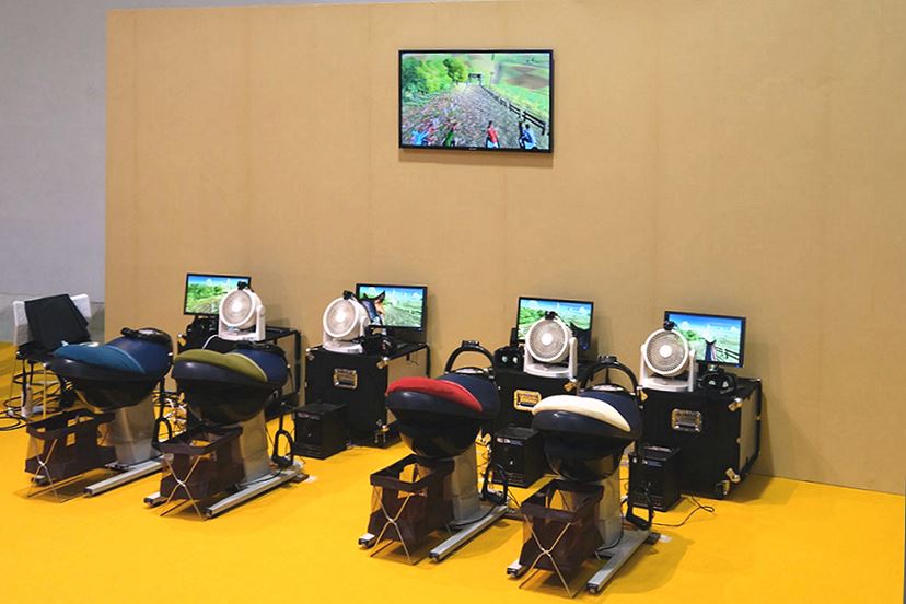 未来アミューズメントパーク」で初めてのバーチャルリアリティ体験をし