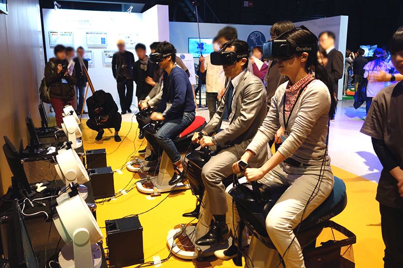 未来アミューズメントパーク」で初めてのバーチャルリアリティ体験をし 未来アミューズメントパーク」で初めてのバーチャルリアリティ体験をし