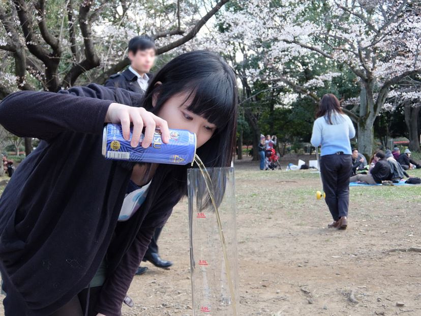 3Lのビールサーバーを使って1人で花見をしてみた - 価格.comマガジン