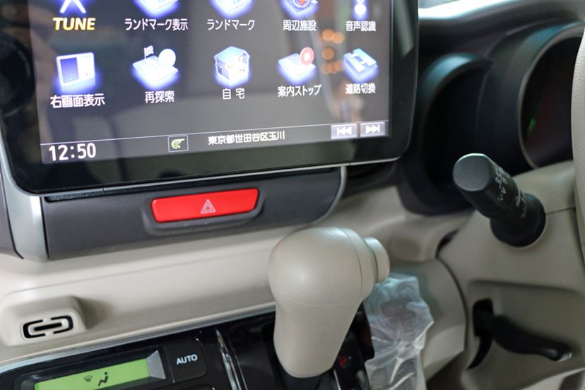 ディスプレイが浮いてる”カーナビ「ストラーダ CN-F1D」って、どんな