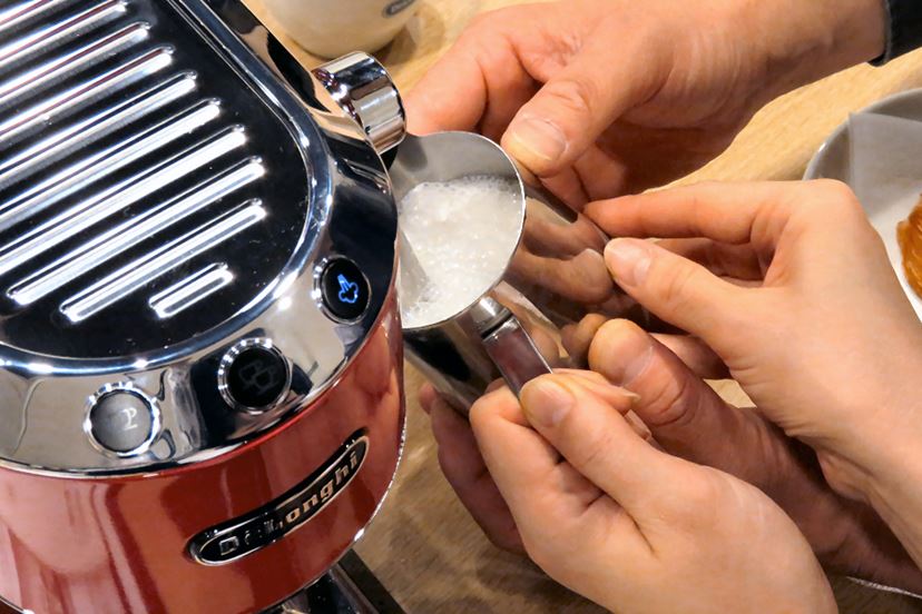 デロンギ　デディカ　 エスプレッソマシン　イリーカフェポッド付き‼︎ 淹れて描いて飲んできた！ デロンギから横幅15cmのエスプレッソマシン