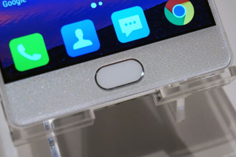 本体価格3万円弱（税別）のフルHDスマホ「FREETEL REI（麗
