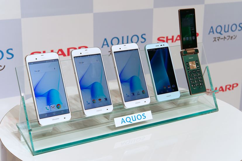 シャープ、「ロボホン」以外の夏スマホも充実！ 独自の「エモパー」や