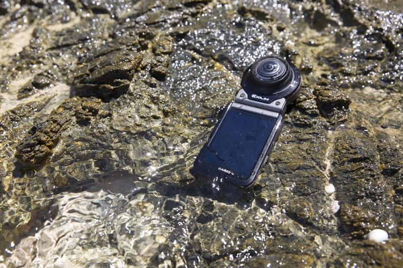 2つのカメラ部を使って360度の全天球撮影ができる、カシオの新
