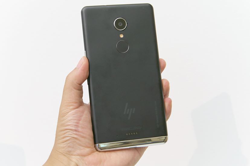 スマホがノートパソコンに変身！？ Windows 10 Mobileスマホ「HP