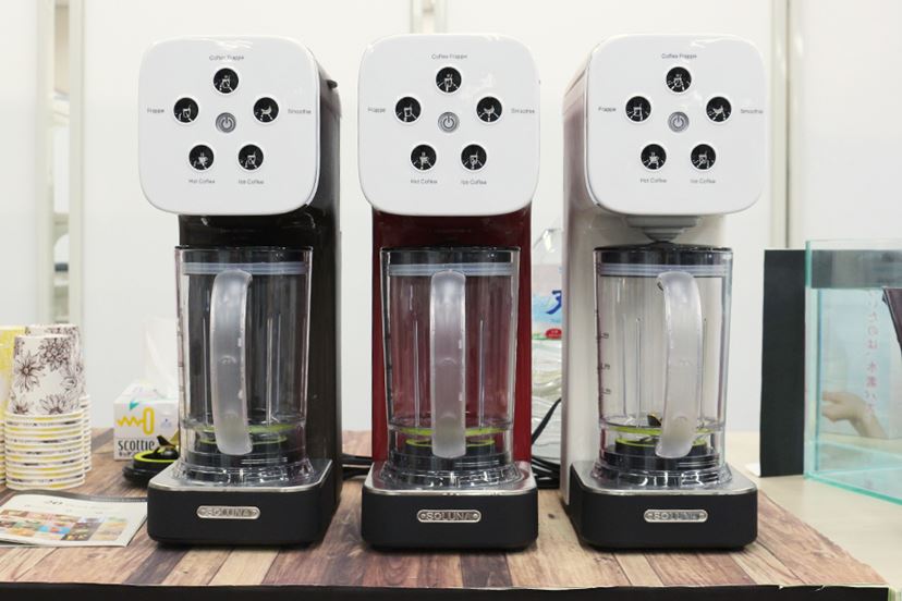 スムージー・フラッペ・コーヒーメーカー ミキサーにもコーヒーメーカーにもなる「クワトロチョイス」の