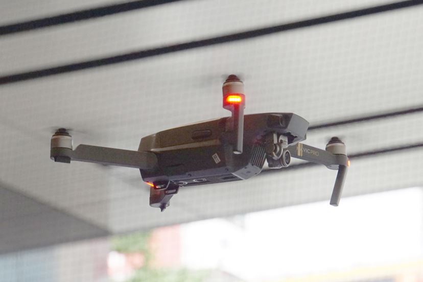 DJIから500mlペットボトルサイズに折りたためる小型ドローン「MAVIC