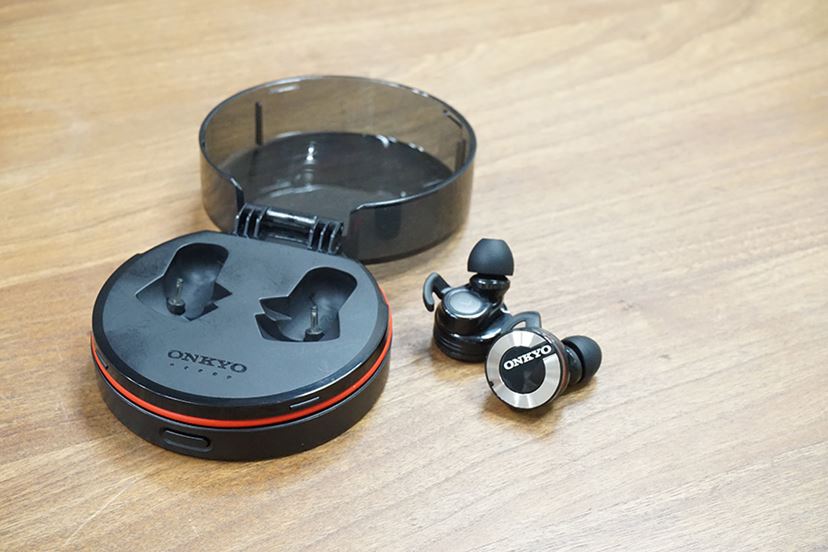 音質重視の完全ワイヤレスイヤホン、オンキヨー「W800BT