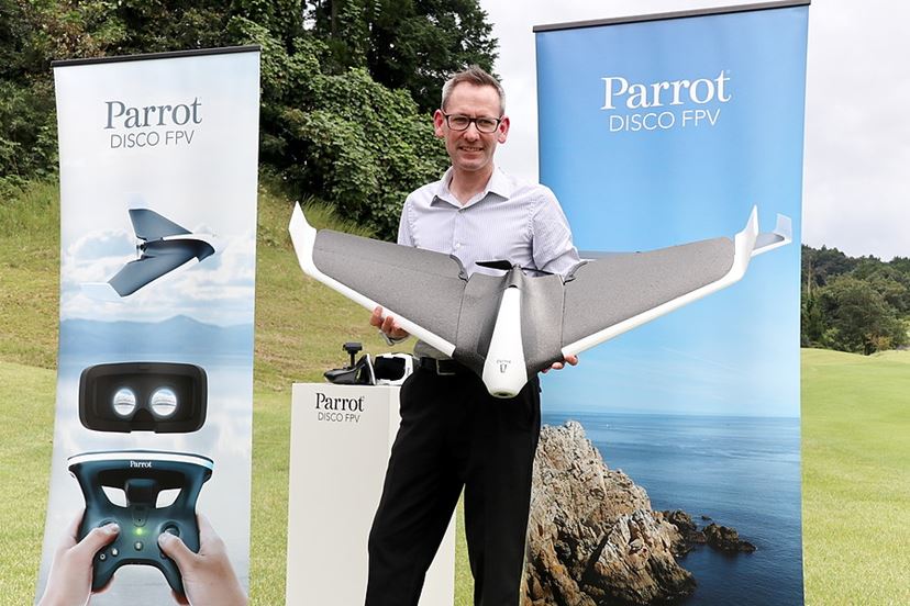 フリスビーのように投げて離陸。固定翼型ドローン「Parrot Disco」を体験してきた！ - 価格.comマガジン