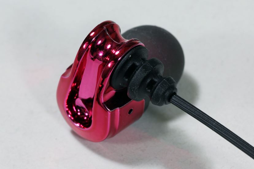 攻殻機動隊」の士郎正宗がデザインしたエレコムの個性派イヤホンを聴き