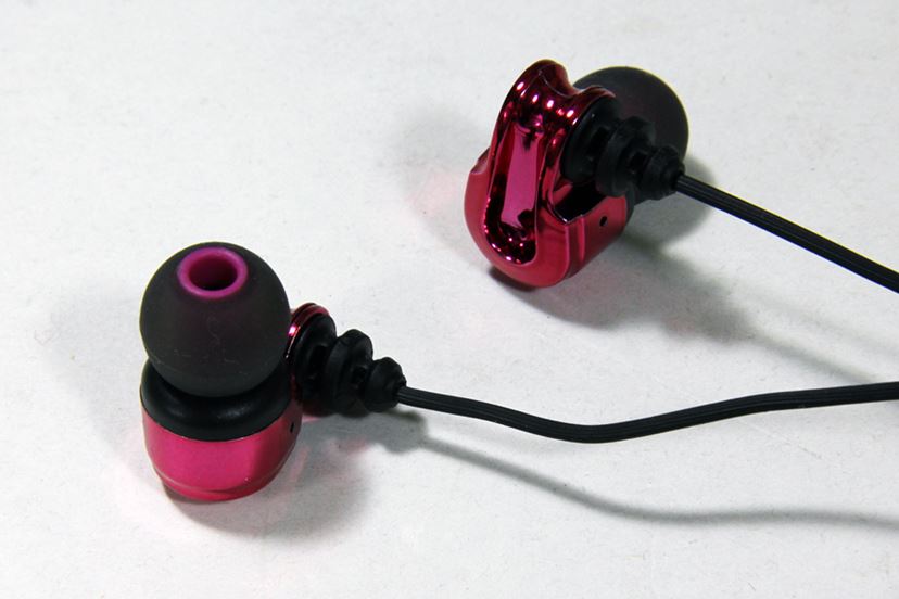 攻殻機動隊」の士郎正宗がデザインしたエレコムの個性派イヤホンを聴き