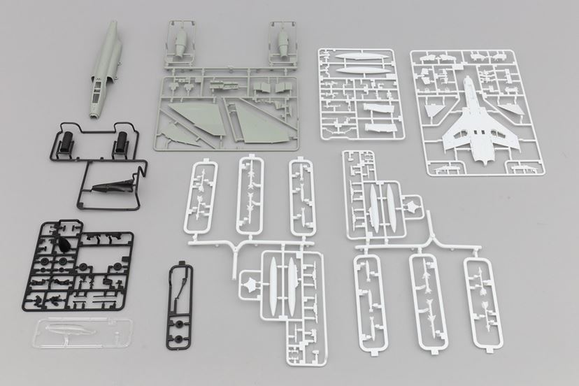 できたー！ 1/72スケールの「F-4JファントムⅡ」と実物戦闘機を