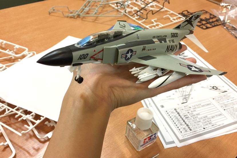 できたー！ 1/72スケールの「F-4JファントムⅡ」と実物戦闘機をコラボ撮影したらすごい達成感だった - 価格.comマガジン