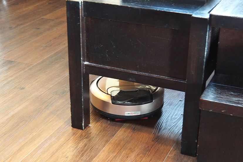 小さいはスゴイ！？ 狭い家でもスイスイ走るロボット掃除機「minimaru