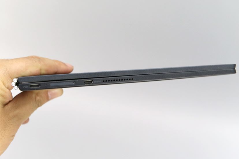 注文殺到で2度も販売中止に! 2in1タブレット「YOGA BOOK」の 注文殺到で2度も販売中止に! 2in1タブレット「YOGA BOOK」の