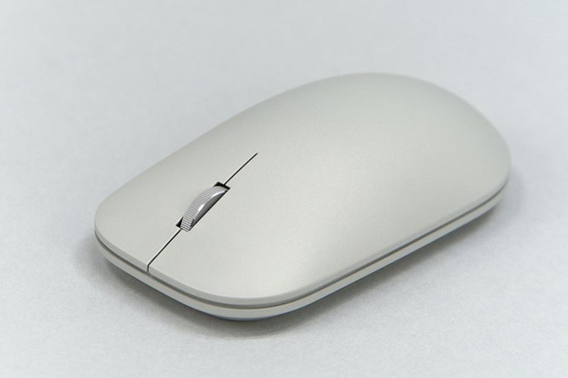 Surfaceブランド初のキーボードとマウスはシンプルでクセのない使い