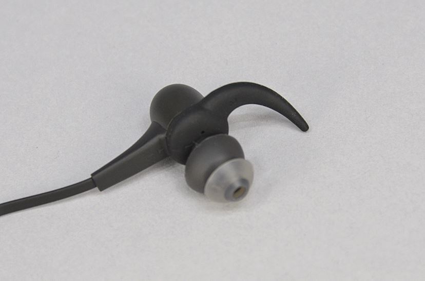わずか13gで最長10時間使用可能！ Optoma/NuForceのスポーツイヤホン