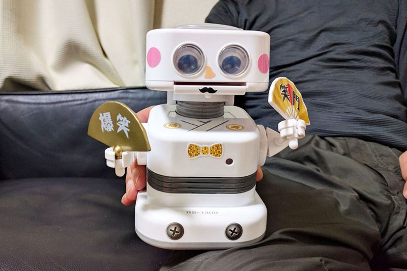 1300ギャグ搭載の電波時計内蔵ロボット 「爆・笑太郎