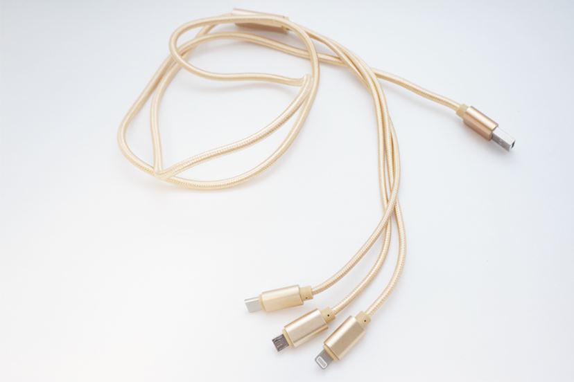 スマホ充電ケーブル界に現れた、便利な”キングギドラ” - 価格.comマガジン