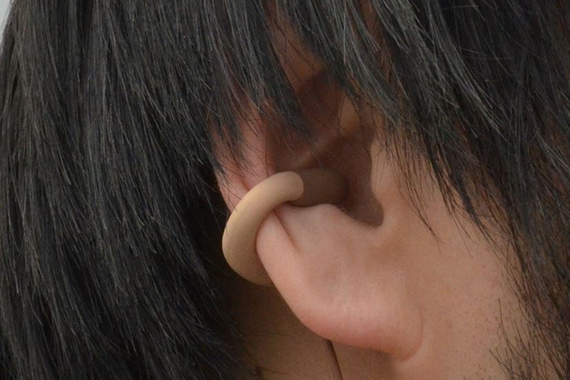 耳をふさがずに音楽を楽しめる新感覚イヤホン「ambie sound earcuffs