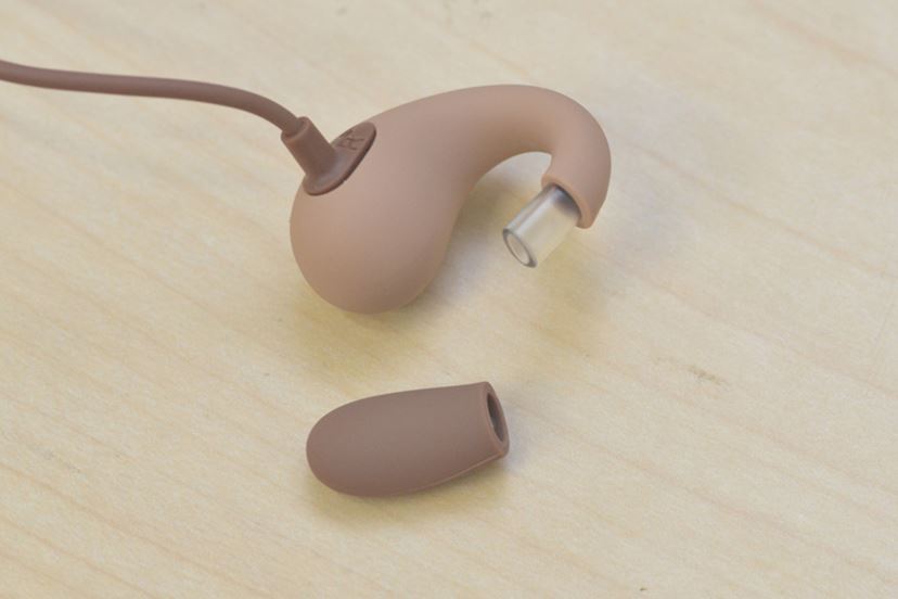 耳をふさがずに音楽を楽しめる新感覚イヤホン「ambie sound earcuffs