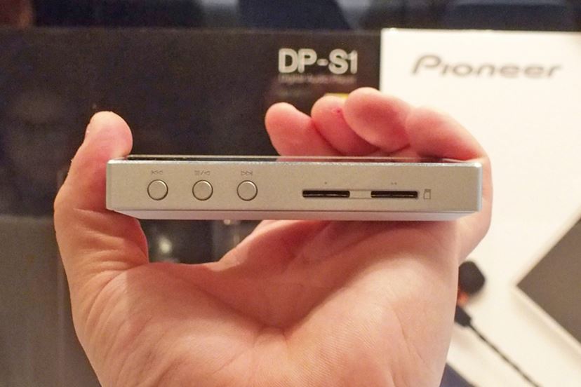 オンキヨー&パイオニアから片手で操作できる小型ハイレゾDAP「rubato