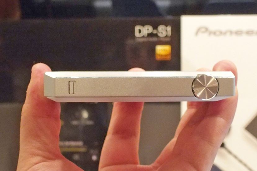 オンキヨー&パイオニアから片手で操作できる小型ハイレゾDAP「rubato