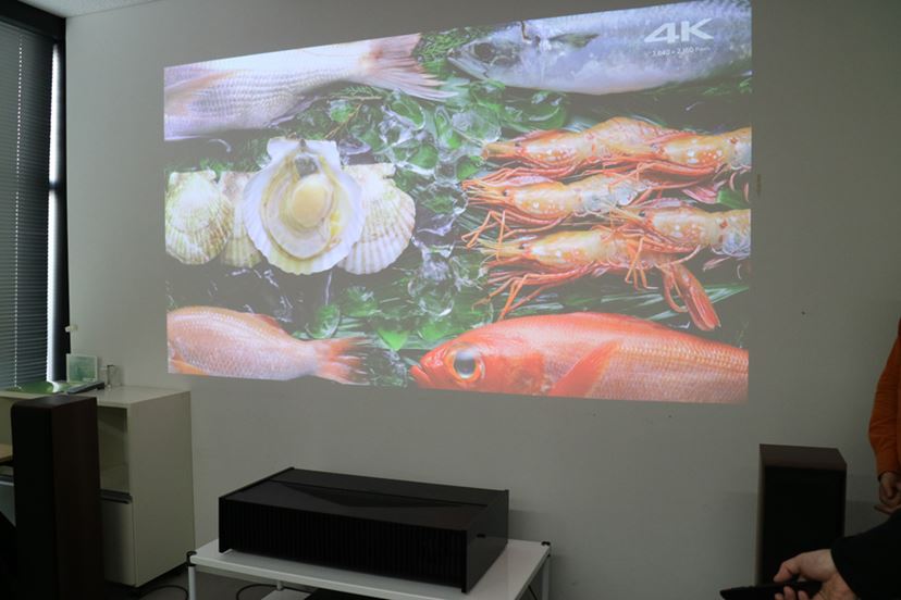 ソニー、超短焦点4K HDRプロジェクター「VPL-VZ1000」を4月下旬に発売