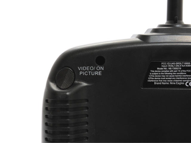 ����ƐÎ~��̎B�e�͑��M�@�����㕔�̃{�^���ő���v���܂��̂ŁA�t���C�g���ɍD���ȃ^�C�~���O�Ŏ����̎��_�Ɠ����摜���B�e���ł��܂��B