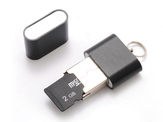 ���i�ɂ�PC�Ȃǂł̍Đ��Ɏg�p����A���^�J�[�h���[�_�[���t�����܂��B