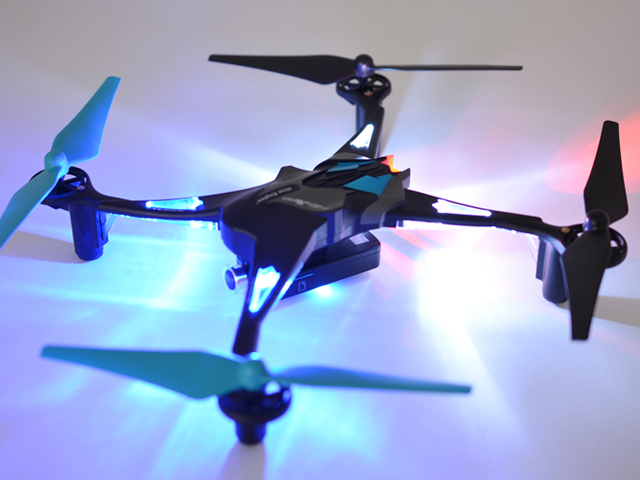 4�{�̃��[�^�[�A�[�������ɂ͑O��ŐF�̈قȂ鍂�P�xLED�𓋍ڂ��A�@�̂̌����̊m�F��i�C�g�t���C�g�Ȃǂ����y���݂��������܂��B