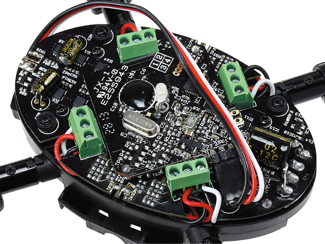 最高の安定性能 超高性能の6軸センサーと高度センサーを装備し抜群の安定性能を発揮します。高度保持機能も装備し誰でも簡単に空撮を行えます。