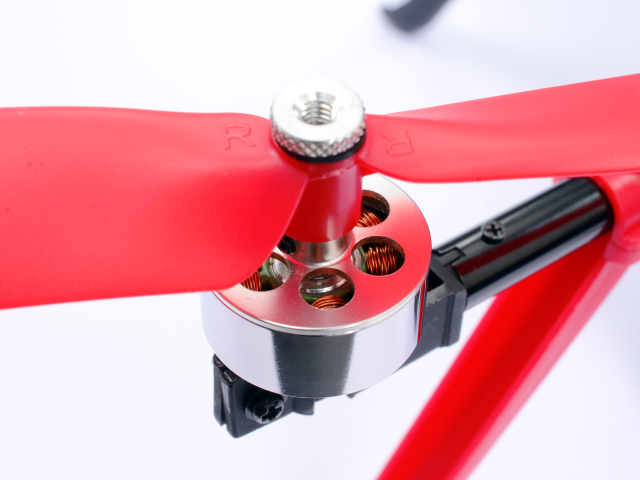 最高の運動性能 パワフルなブラシレスモーターを採用しアクションカメラを搭載した状態でも運動性能は低下しません。たとえ強風下であってもXtremeは最高の安定性と運動性を発揮します。