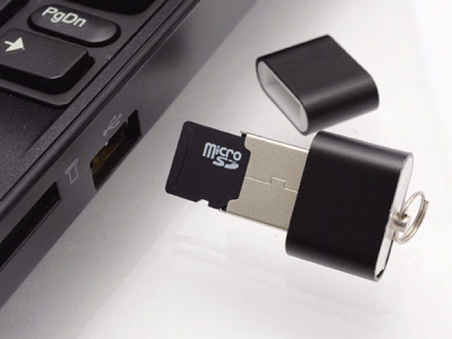 ��p�J�[�h���[�_�[�ŊȒP�Đ��@�J�����t��RTF����уI�v�V�����̃J�����Z�b�g�ɕt�����钴���^�J�[�h���[�_�[��PC�ɊȒP�ڑ��B