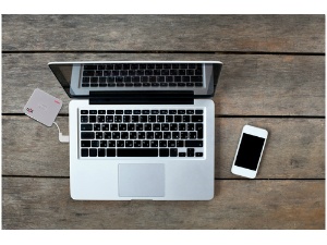 Lightning�R�l�N�^���ڂ�iOS�@��ɑΉ�