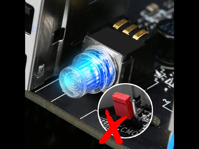 HANDY�N���ACMOS�{�^���B�K�v�ɉ�����BIOS�𑦍��Ƀ��Z�b�g���邱�Ƃ��ł��܂��B PC�̃P�[�X���J���ăW�����p�[����菜����Ԃ��Ȃ��܂��B