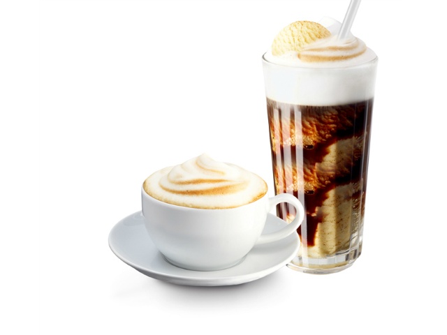 HOT&COLD:温かいコーヒーに、ミルクフォームをのせるだけで、本格的なカプチーノの出来上がり。冷たいミルクのフォームもつくれるので、アイスラテや冷製スープなど、いろいろなレシピが楽しめます。