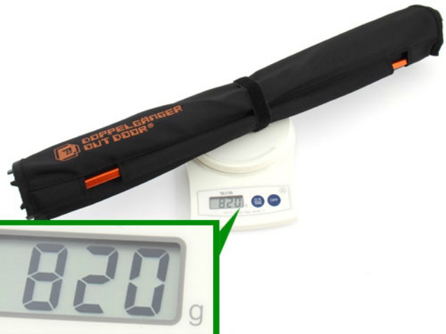 �y�ʂȃA���~�j�E�����t���[���ɉ����A�V�Ƀt�@�u���b�N���̗p����a�V�ȍ\���B�d�ʂ킸��820���A���a7.5×57cm�ɂ����ނ��Ƃ��ł��܂��B