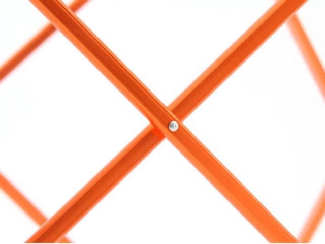 �t���[���̕\�ʂɂ͏d�ʂ𑝂₷���ƂȂ��A���������F���\�ȃA���}�C�g���H���{���Ă��܂��B�c�[�g���J���[�ŃX�^�C���b�V���ȃf�U�C���Ɏd�グ�Ă��܂��B