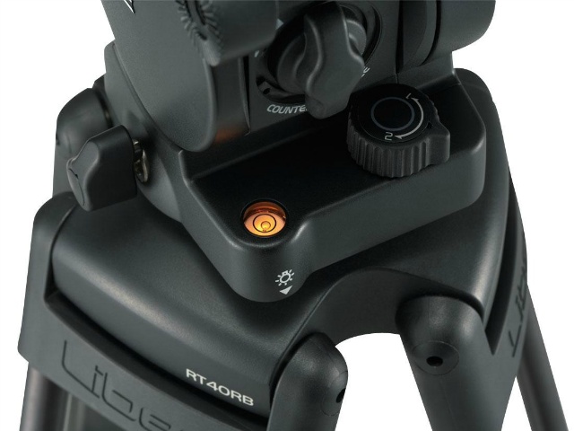 ������̌��̃X�C�b�`���������ƂŁA�������ꂽLED���C�g��_�������邱�Ƃ��o���܂��B�Â��ꏊ�ɂ����Ă̎O�r�̐������킹�ɈЗ͂𔭊����܂��B