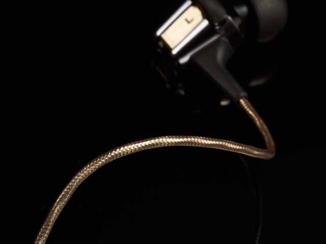 �X���[�N�O���[�̃V�[�X�ɕ���ꂽ�S�[���h�J���[�̕҂ݍ��݃P�[�u��