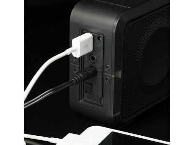 �{�̏[�d�ɂ�AC�d���P�[�u���A�O���[�d�ɂ�USB���g�p