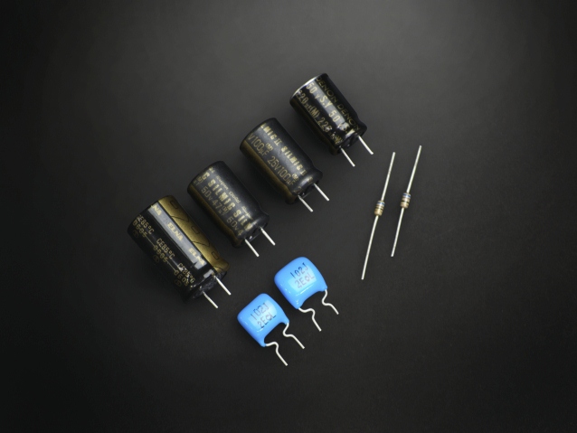 �A�i���O�I�[�f�B�I�o�͉�H�ɂ́A�X�[�p�[�I�[�f�B�ICD���̐��i�ɂ��̗p����Ă���I�[�f�B�I��p�R���f���T�[���͂��߂Ƃ��鍂�i�ʃp�[�c���̗p�B