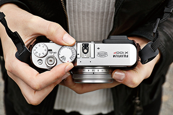 カメラ デジタルカメラ 富士フイルム FUJIFILM X100F 価格比較 - 価格.com