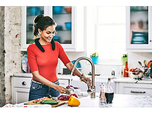 ハンズフリー・イヤーフリーの首かけ式デザイン採用。