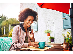 デュアルマイク、エコー&ノイズキャンセレーション機能搭載で高品質なハンズフリー通話を実現。