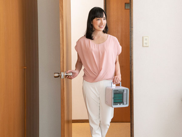 約1.1キロで軽量・コンパクト!取っ手がついて、どこへでも持ち運びやすい!