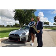 日産が公約通り、テニスの大坂なおみ選手に「GT-R」を贈呈