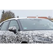 アウディ最小の電動SUV、ソーラーパネル採用か…「Q2 e-tron」をスクープ